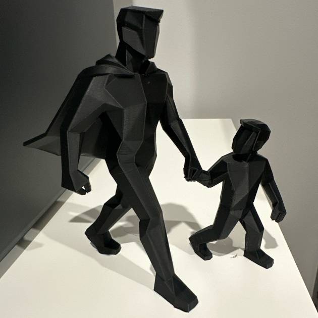 Estátua minimalista para o Dia dos Pais - Pai e filho